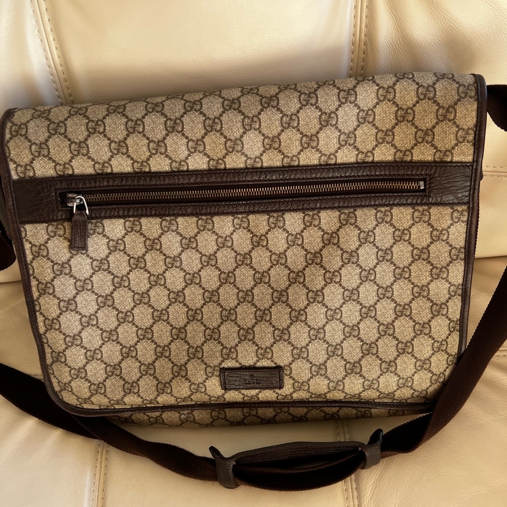 Gucci messenger bag in great condition.